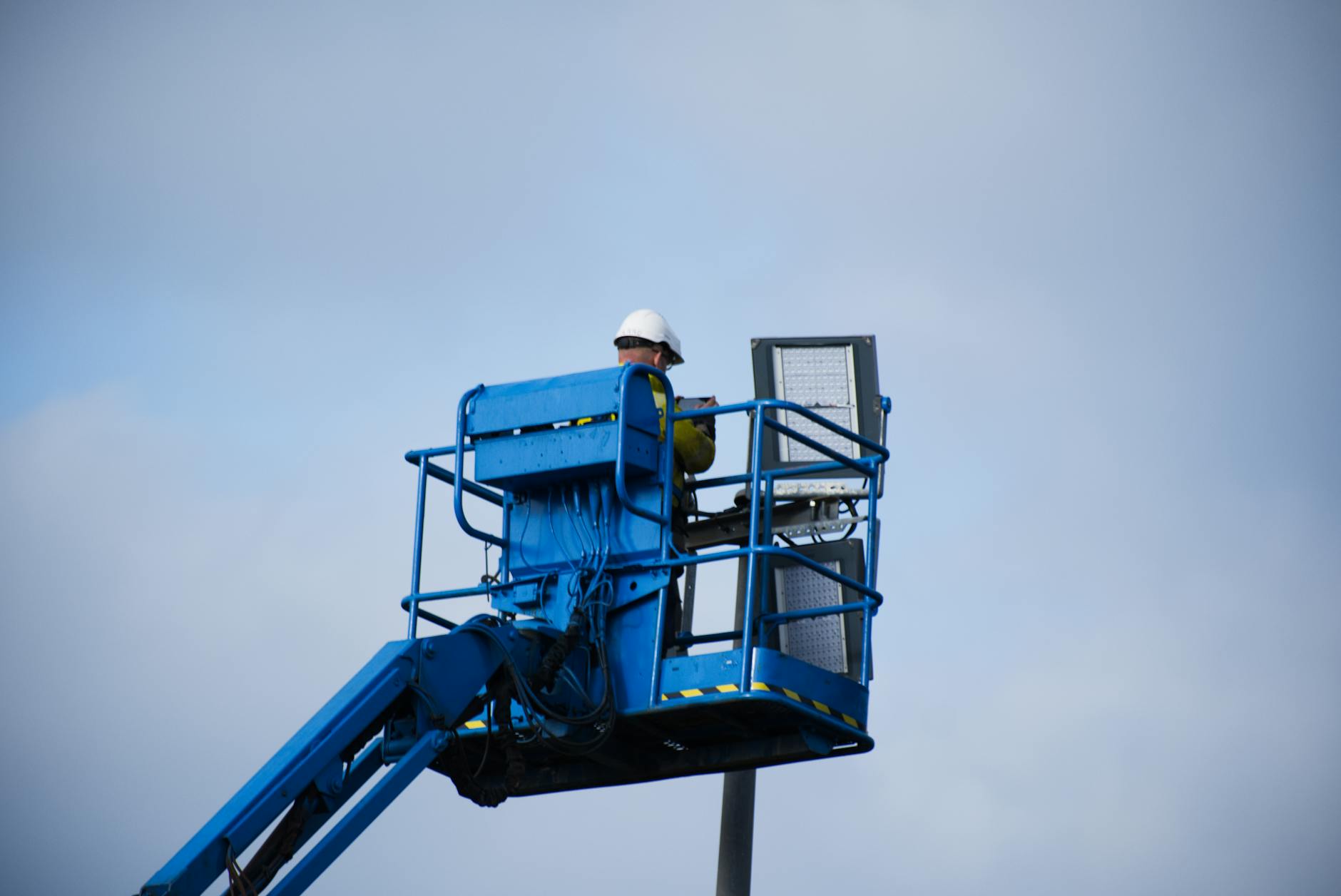 Électricien industriel sur nacelle